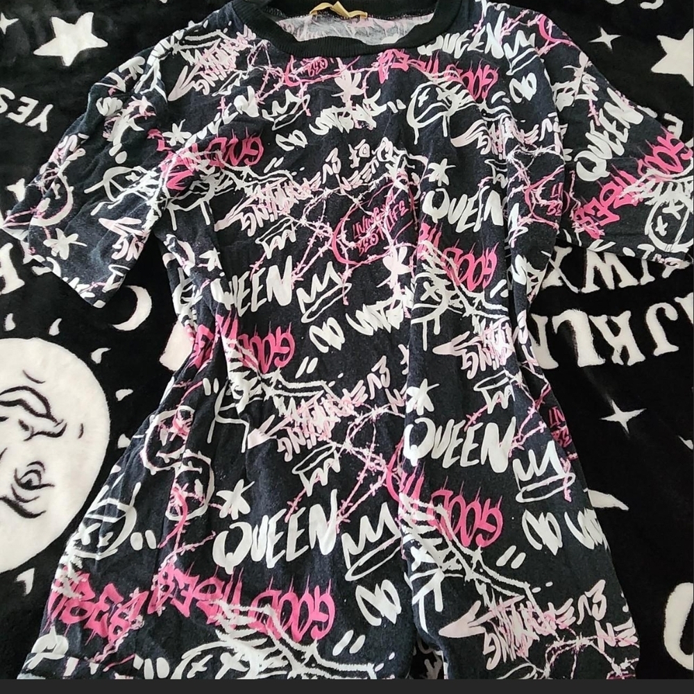 Cult Favorite Graffiti Pink Black White Queen Shirt Medium